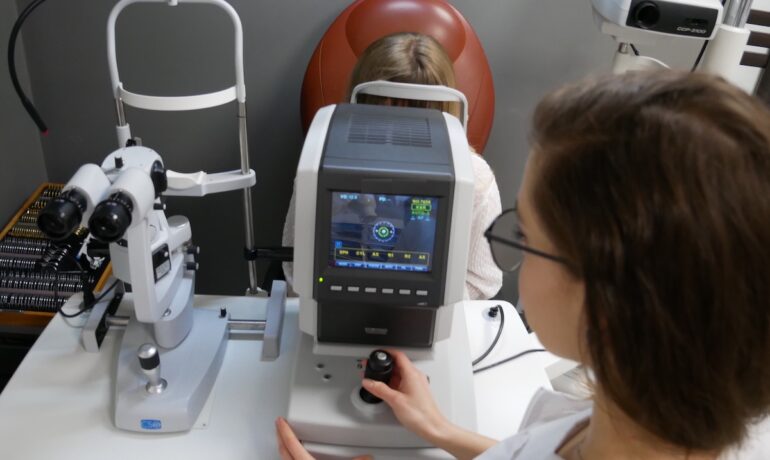 Jak często badać wzrok w zależności od wieku?