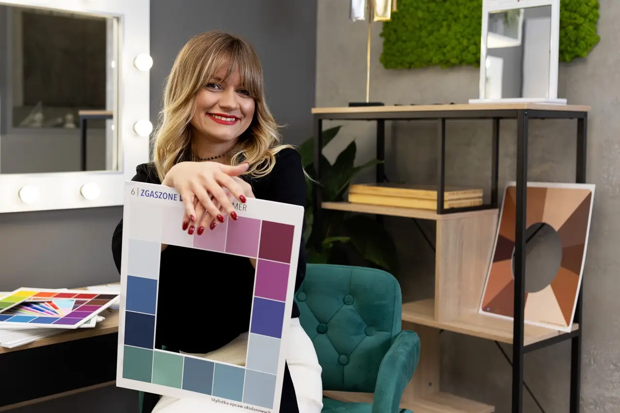 Kim jest stylista opraw okularowych, czy warto korzystać z jego usług?